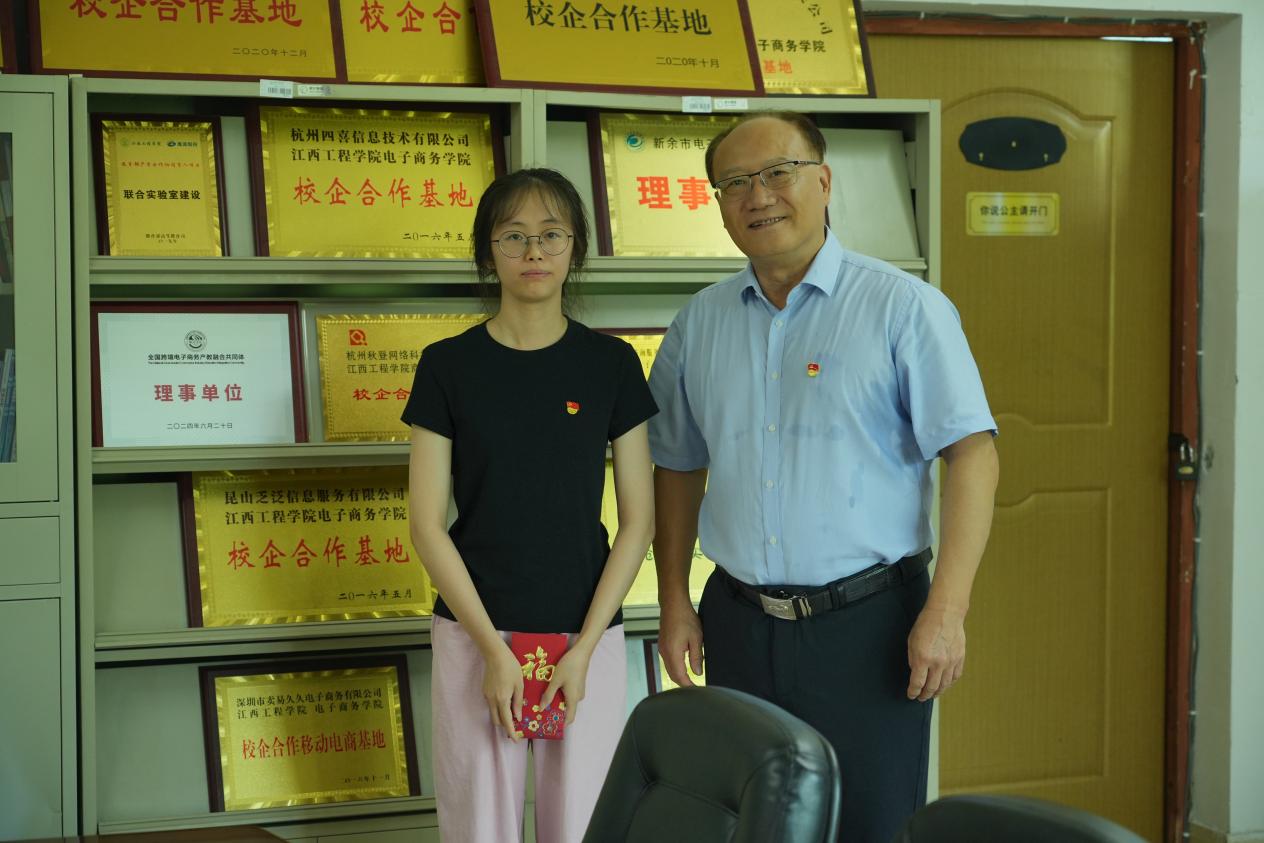 ac米兰官方中文网站校领导开展“七一”走访慰问活动