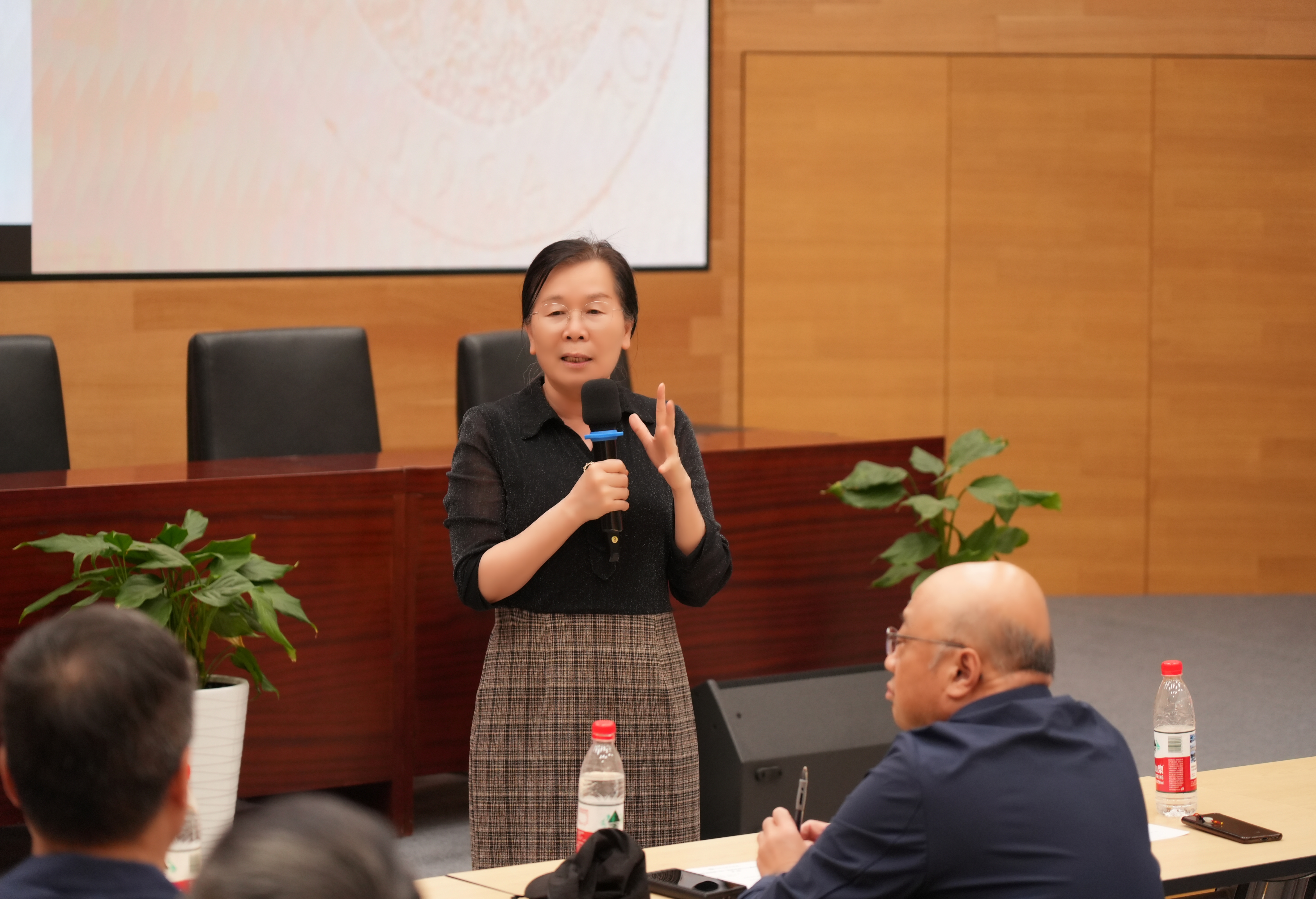 叶老师发言图片.jpg 叶老师发言图片.jpg
